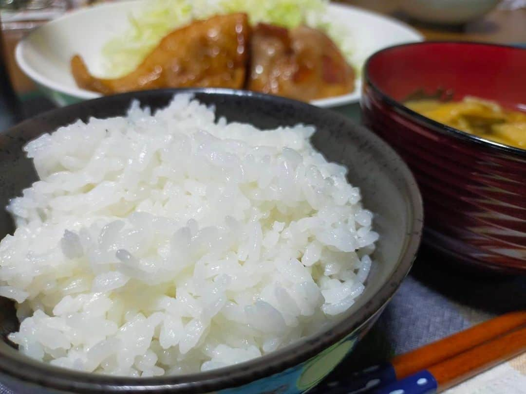 大河壮太さんのインスタグラム写真 - (大河壮太Instagram)「夕ご飯  豚ロース生姜焼き  大量買い真空冷凍保存豚ロースはおそらく1人分100円ぐらい。 コスパは最高！  片栗粉付けて焼いて焦げ目がついたら 醤油、酒、生姜を合わせたものをぶち込んで焦げ目つくまで焼く。  #夫婦飯 #宮城 #仙台 #お野菜太郎」9月11日 13時39分 - 0831taro