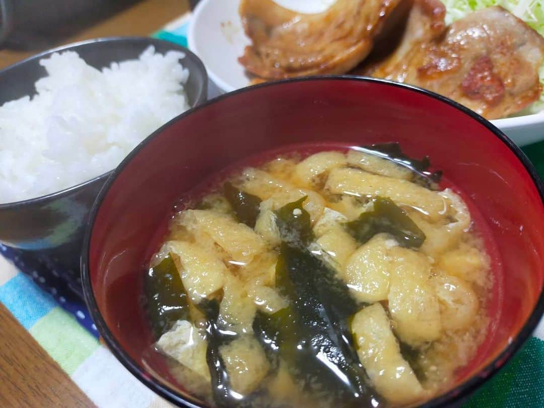 大河壮太さんのインスタグラム写真 - (大河壮太Instagram)「夕ご飯  豚ロース生姜焼き  大量買い真空冷凍保存豚ロースはおそらく1人分100円ぐらい。 コスパは最高！  片栗粉付けて焼いて焦げ目がついたら 醤油、酒、生姜を合わせたものをぶち込んで焦げ目つくまで焼く。  #夫婦飯 #宮城 #仙台 #お野菜太郎」9月11日 13時39分 - 0831taro