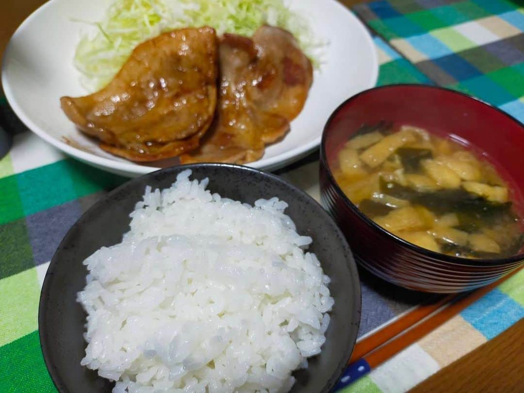 大河壮太さんのインスタグラム写真 - (大河壮太Instagram)「夕ご飯  豚ロース生姜焼き  大量買い真空冷凍保存豚ロースはおそらく1人分100円ぐらい。 コスパは最高！  片栗粉付けて焼いて焦げ目がついたら 醤油、酒、生姜を合わせたものをぶち込んで焦げ目つくまで焼く。  #夫婦飯 #宮城 #仙台 #お野菜太郎」9月11日 13時39分 - 0831taro