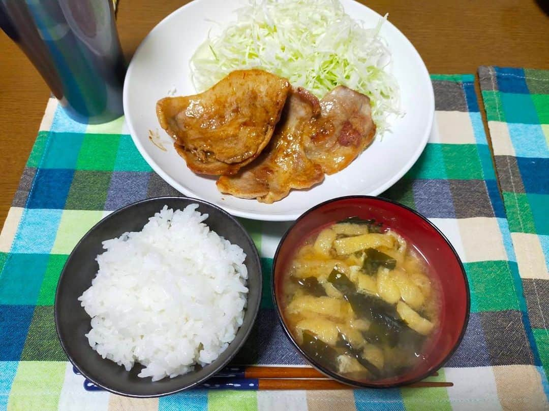 大河壮太のインスタグラム：「夕ご飯  豚ロース生姜焼き  大量買い真空冷凍保存豚ロースはおそらく1人分100円ぐらい。 コスパは最高！  片栗粉付けて焼いて焦げ目がついたら 醤油、酒、生姜を合わせたものをぶち込んで焦げ目つくまで焼く。  #夫婦飯 #宮城 #仙台 #お野菜太郎」