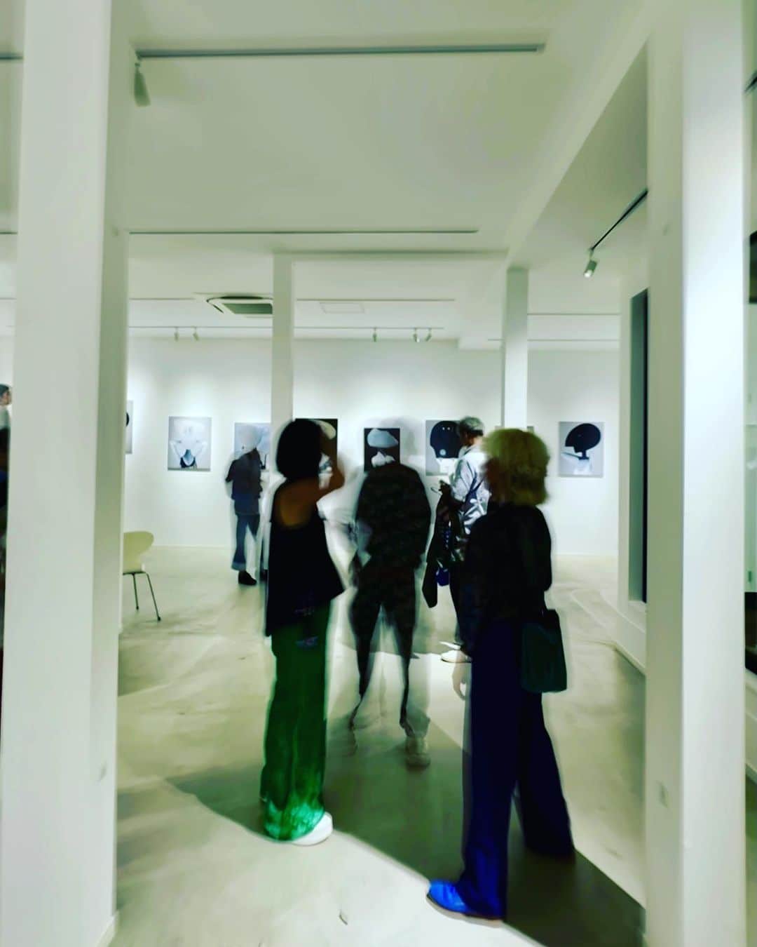 谷川じゅんじさんのインスタグラム写真 - (谷川じゅんじInstagram)「Ed TSUWAKI solo exhibition "UNKNOWN RACES" 2 0 2 3. 9. 9 Sat - 9. 24 Sun  at Feb gallery Tokyo  「メタバースが主たる人生の場となり、 仮想住空間の壁に飾られる絵の中の1枚になるのは、まだ少し寂しい。 リアルが現実でフェイクが虚構だと誰も証明できなくなってきた。 ヒューマン・エラーが愛おしい絵画、 今キャンバスに向かう動機のひとつかもしれない。 エレガントな肢体と異様な頭部の女性(らしき者たち)を描いている。 「UNKNOWN RACES」と名付けた。」  ディープ南青山の隠れ家ギャラリーでエドちゃんの展覧会。未知の種族たちに出会う旅。  #edtsuwaki #goodvibesonly #goodneighbors #thisisjapan」9月11日 13時41分 - junjitanigawa