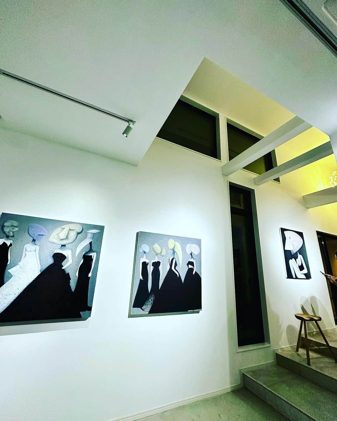 谷川じゅんじさんのインスタグラム写真 - (谷川じゅんじInstagram)「Ed TSUWAKI solo exhibition "UNKNOWN RACES" 2 0 2 3. 9. 9 Sat - 9. 24 Sun  at Feb gallery Tokyo  「メタバースが主たる人生の場となり、 仮想住空間の壁に飾られる絵の中の1枚になるのは、まだ少し寂しい。 リアルが現実でフェイクが虚構だと誰も証明できなくなってきた。 ヒューマン・エラーが愛おしい絵画、 今キャンバスに向かう動機のひとつかもしれない。 エレガントな肢体と異様な頭部の女性(らしき者たち)を描いている。 「UNKNOWN RACES」と名付けた。」  ディープ南青山の隠れ家ギャラリーでエドちゃんの展覧会。未知の種族たちに出会う旅。  #edtsuwaki #goodvibesonly #goodneighbors #thisisjapan」9月11日 13時41分 - junjitanigawa