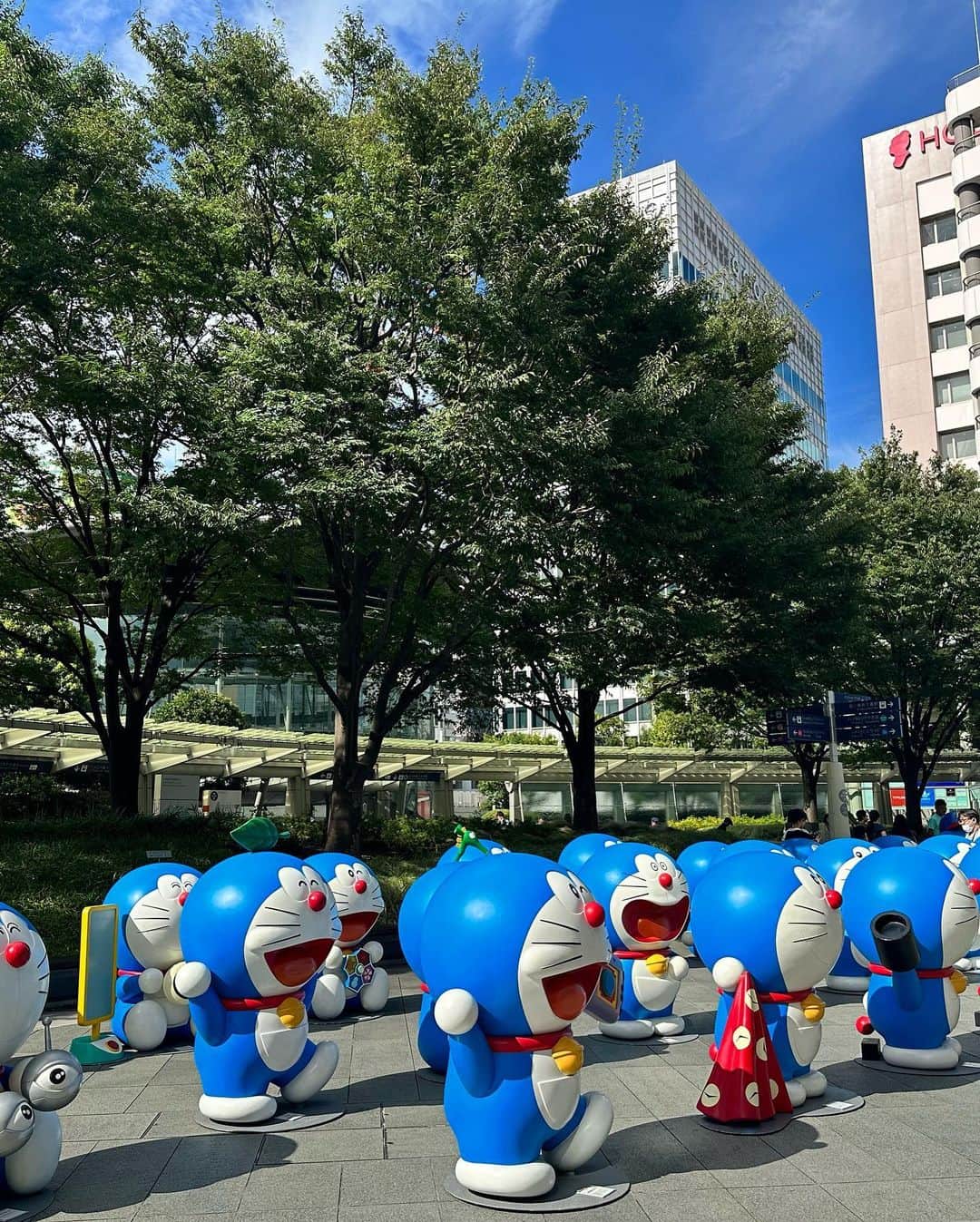 村上麻衣さんのインスタグラム写真 - (村上麻衣Instagram)「六本木ヒルズに たーーくさんのドラちゃん💙  色々な秘密道具を持っています。  かわいかった！  tops & skirt @fray_id   . . .  そろそろ夏の投稿出しきっておかないと、季節が秋に変わってしまう💦🍂 慌てて溜まった夏投稿を駆け込みだします。笑  #六本木ヒルズ#六本木 #ドラえもん #roppongi #アラフォーコーデ #アラフィフコーデ」9月11日 13時42分 - maimaisue