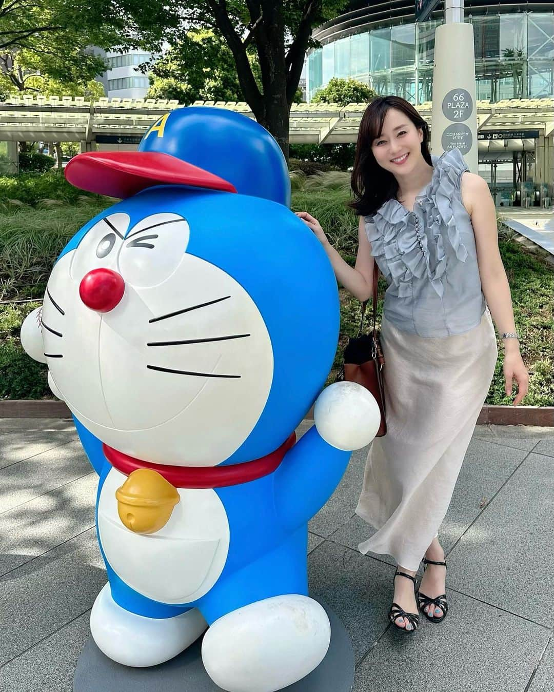 村上麻衣さんのインスタグラム写真 - (村上麻衣Instagram)「六本木ヒルズに たーーくさんのドラちゃん💙  色々な秘密道具を持っています。  かわいかった！  tops & skirt @fray_id   . . .  そろそろ夏の投稿出しきっておかないと、季節が秋に変わってしまう💦🍂 慌てて溜まった夏投稿を駆け込みだします。笑  #六本木ヒルズ#六本木 #ドラえもん #roppongi #アラフォーコーデ #アラフィフコーデ」9月11日 13時42分 - maimaisue