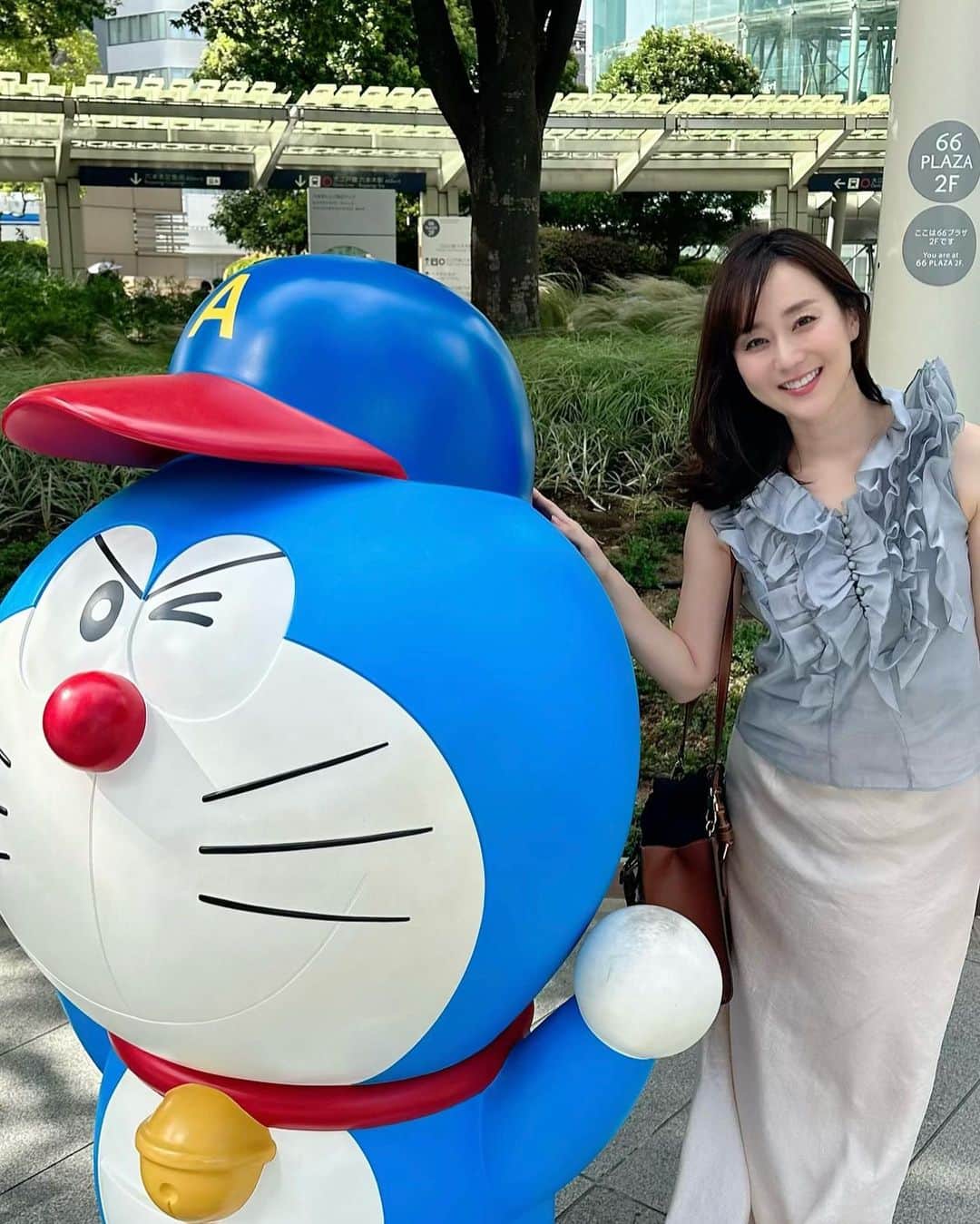 村上麻衣さんのインスタグラム写真 - (村上麻衣Instagram)「六本木ヒルズに たーーくさんのドラちゃん💙  色々な秘密道具を持っています。  かわいかった！  tops & skirt @fray_id   . . .  そろそろ夏の投稿出しきっておかないと、季節が秋に変わってしまう💦🍂 慌てて溜まった夏投稿を駆け込みだします。笑  #六本木ヒルズ#六本木 #ドラえもん #roppongi #アラフォーコーデ #アラフィフコーデ」9月11日 13時42分 - maimaisue