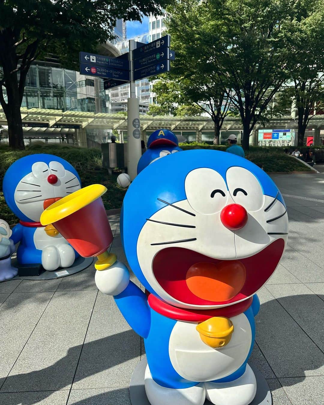 村上麻衣さんのインスタグラム写真 - (村上麻衣Instagram)「六本木ヒルズに たーーくさんのドラちゃん💙  色々な秘密道具を持っています。  かわいかった！  tops & skirt @fray_id   . . .  そろそろ夏の投稿出しきっておかないと、季節が秋に変わってしまう💦🍂 慌てて溜まった夏投稿を駆け込みだします。笑  #六本木ヒルズ#六本木 #ドラえもん #roppongi #アラフォーコーデ #アラフィフコーデ」9月11日 13時42分 - maimaisue