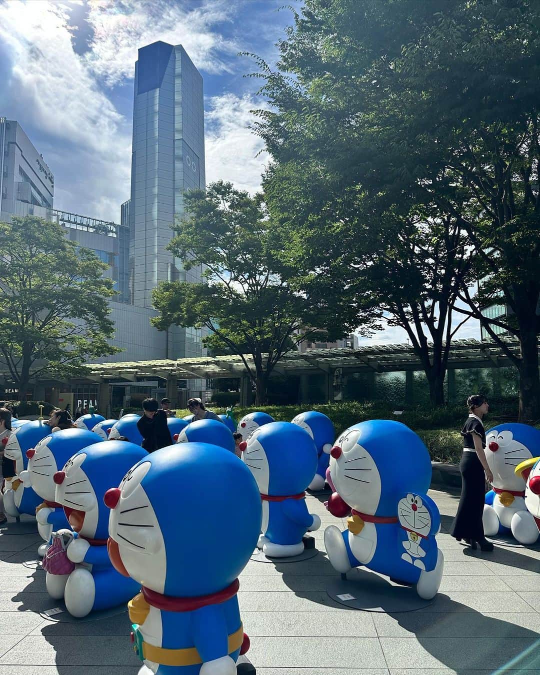 村上麻衣さんのインスタグラム写真 - (村上麻衣Instagram)「六本木ヒルズに たーーくさんのドラちゃん💙  色々な秘密道具を持っています。  かわいかった！  tops & skirt @fray_id   . . .  そろそろ夏の投稿出しきっておかないと、季節が秋に変わってしまう💦🍂 慌てて溜まった夏投稿を駆け込みだします。笑  #六本木ヒルズ#六本木 #ドラえもん #roppongi #アラフォーコーデ #アラフィフコーデ」9月11日 13時42分 - maimaisue