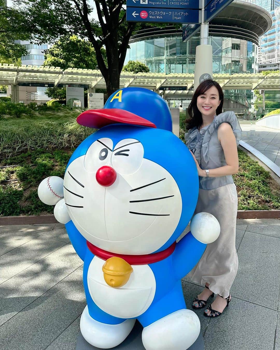 村上麻衣さんのインスタグラム写真 - (村上麻衣Instagram)「六本木ヒルズに たーーくさんのドラちゃん💙  色々な秘密道具を持っています。  かわいかった！  tops & skirt @fray_id   . . .  そろそろ夏の投稿出しきっておかないと、季節が秋に変わってしまう💦🍂 慌てて溜まった夏投稿を駆け込みだします。笑  #六本木ヒルズ#六本木 #ドラえもん #roppongi #アラフォーコーデ #アラフィフコーデ」9月11日 13時42分 - maimaisue