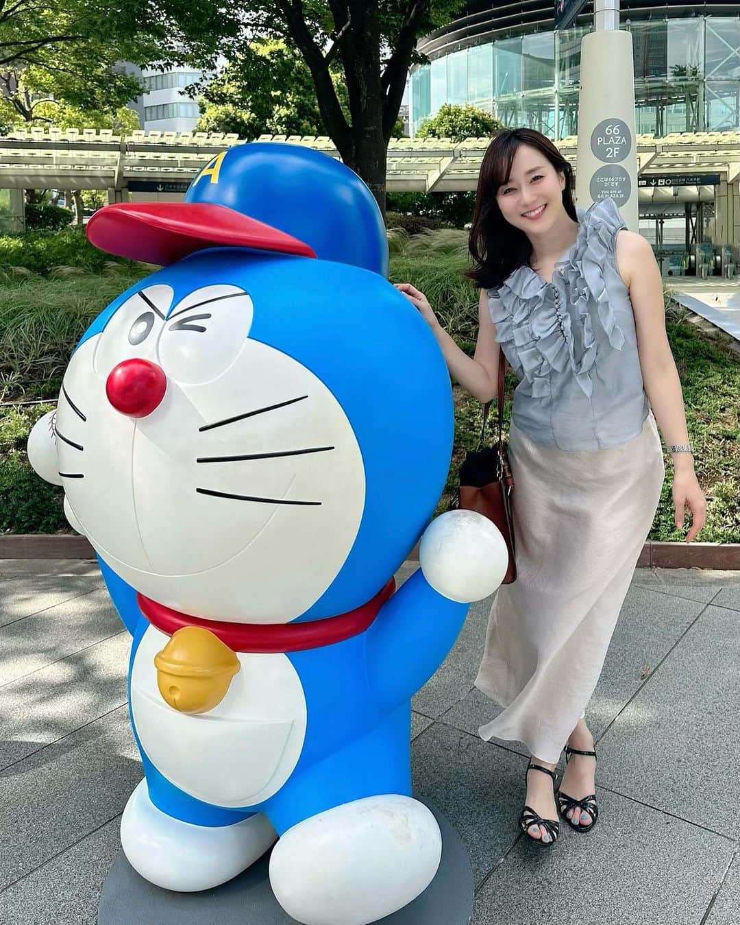 村上麻衣のインスタグラム：「六本木ヒルズに たーーくさんのドラちゃん💙  色々な秘密道具を持っています。  かわいかった！  tops & skirt @fray_id   . . .  そろそろ夏の投稿出しきっておかないと、季節が秋に変わってしまう💦🍂 慌てて溜まった夏投稿を駆け込みだします。笑  #六本木ヒルズ#六本木 #ドラえもん #roppongi #アラフォーコーデ #アラフィフコーデ」
