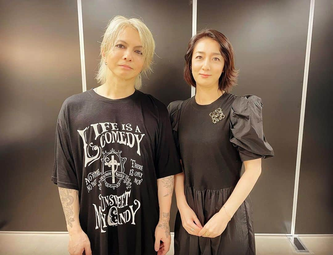 牧山純子のインスタグラム：「先日、和歌山のご縁で幕張メッセで行われていたHYDEさんのコンサートに伺いました。 初めてのHYDEさん、本当に素晴らしかった！！公演中、ステージも客席も衝撃的なエネルギーに溢れ、圧倒されっぱなし。深く心を揺さぶられました。 音大を卒業するまでクラシックを中心に聴いてきた私が、ここ数年ROCKの方々と繋がるようになったのは驚きです。そして新しい風景との出会い、思いがけない刺激をいただき感謝。  改めて… 音楽って本当に素晴らしい✨✨✨  新たに出会った素晴らしい音楽と自分の音楽を融合させることを想うとワクワクが止まりません。これからのライブも全力投球で臨みたいと思います！  #rock #hyde #hydelive2023 #live」