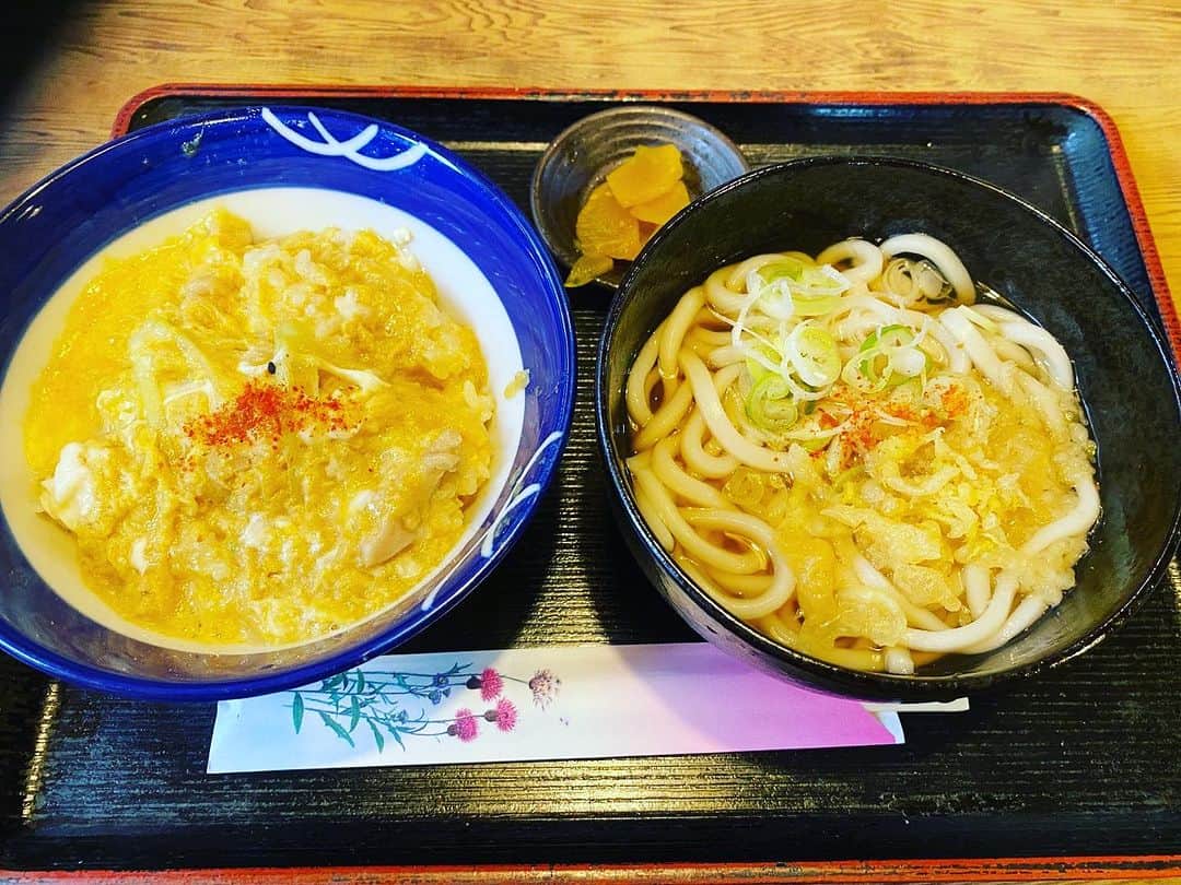 前原誠司のインスタグラム：「今日のお昼は、京都市東山区泉涌寺道の「いなば」さんで、「うどん定食」をいただきました。今日のご飯は「親子丼」でした。30年近く前、真冬に個別訪問でご挨拶に伺った時、大将がご馳走して下さった「玉子とじうどん」の美味しかったこと！ あれから時々、伺っております。定期的に食べたくなる美味しさ。稲葉さんご夫妻、ご馳走様でした。（誠）＃まえはランチ　 https://map.yahoo.co.jp/v2/place/iVmNYRTenVY?fr=sydd_p-grmspot-1-header_gs-ttl_lc」