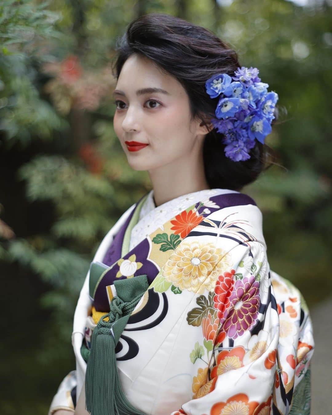萬屋本店さんのインスタグラム写真 - (萬屋本店Instagram)「着物の華やかさに、鮮やかな青の生花で差し色を より艶やかな印象に」9月11日 14時00分 - kamakura.yorozuya