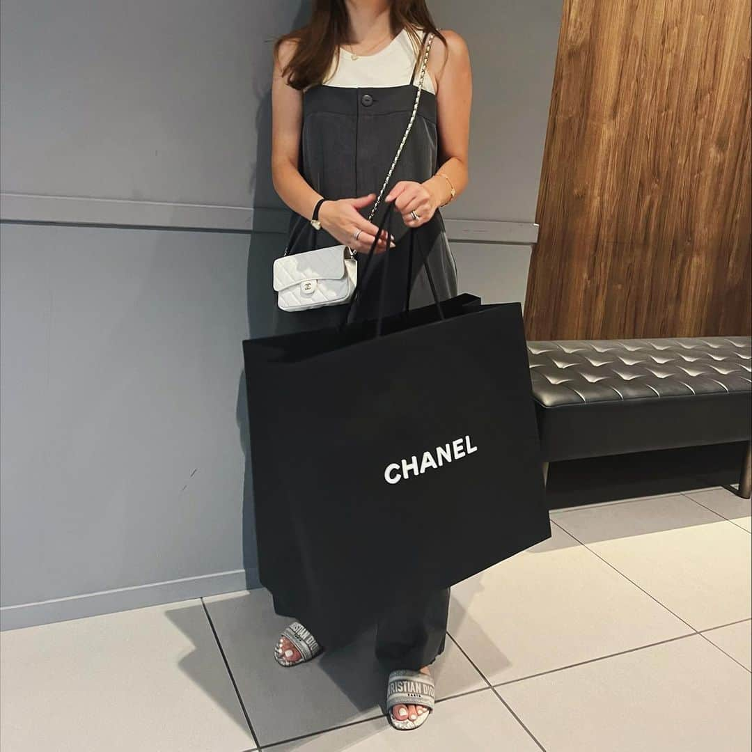 Rionaさんのインスタグラム写真 - (RionaInstagram)「.  @chanelofficial にどハマり中 🖤🖤  . #シャネル #シャネル購入品 #CHANEL #男の子ママ #兄弟ママ #2人兄弟 #3歳差育児  #子育てママ #育児ママ #ママコーデ  #ママファッション #ママコーディネート #ママライフ」9月11日 14時01分 - riiioona