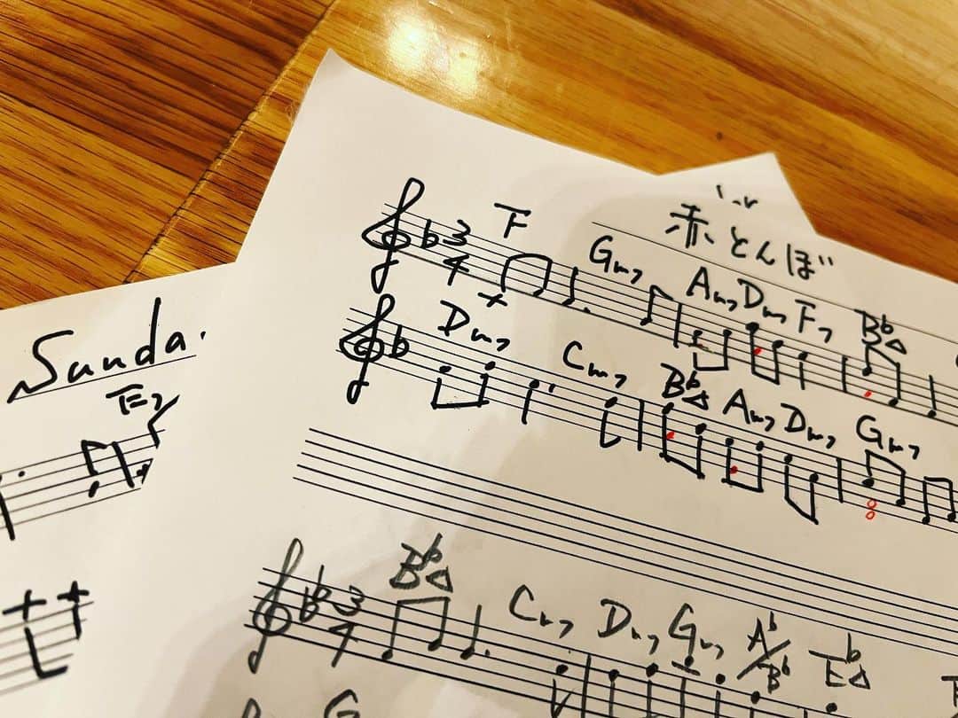 上田悦子のインスタグラム：「選曲から秋に🍁 ジャズになっても、 名曲です🌇  #ジャズピアノ#赤とんぼ #ピアノレッスン」