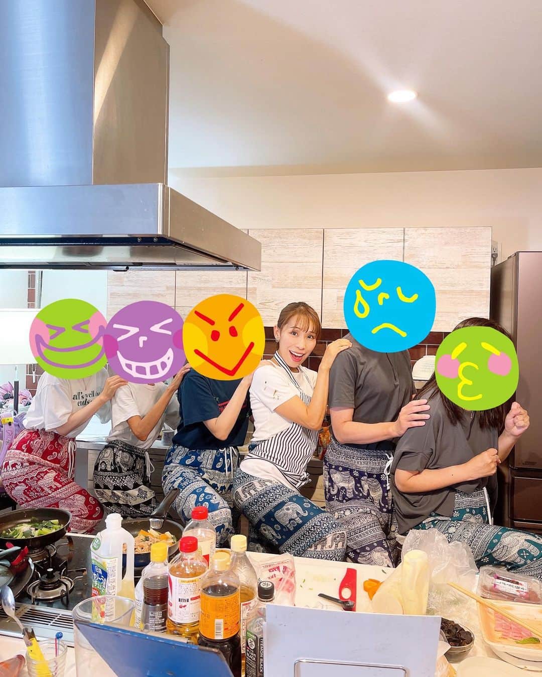 のインスタグラム：「【レシピ本の撮影です〜！！②】  昨日と今日ははレシピ本の撮影です〜✨😆✨  タイのぞうさんズボンをお土産にあげたら、皆さん「今日も着たい〜！」って。  また今日もはいてくれました🤣🤣🤣ゴムでゆるゆるだからさ、癒されます🤣🤣🤣  今日はちゃんと洗ってください😳😳😳  #みきママ　#撮影　#タイ　#お土産」