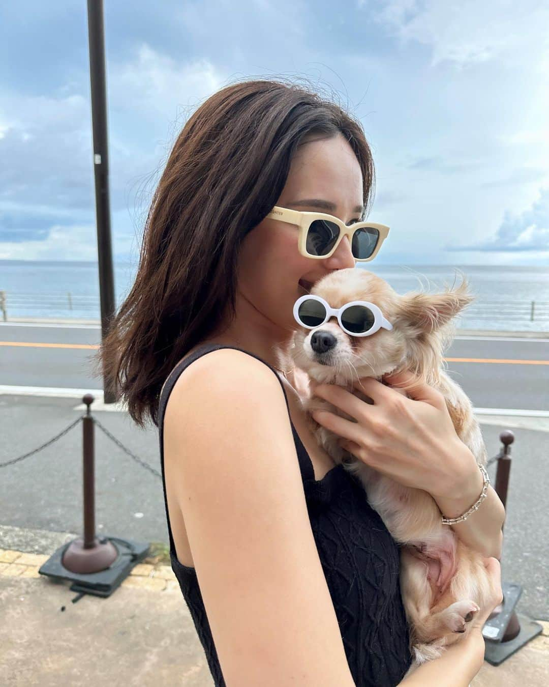 くるみのインスタグラム：「ぽぴちゃんとお出かけ🐶😎🤎 ぽぴちゃん足短くてチワックスだと思われていました🥹この短さがさらに赤ちゃんすぎてかわいい🥹🥹💞💞3枚目特にそれがわかる見てほしい🥹🥹✨」