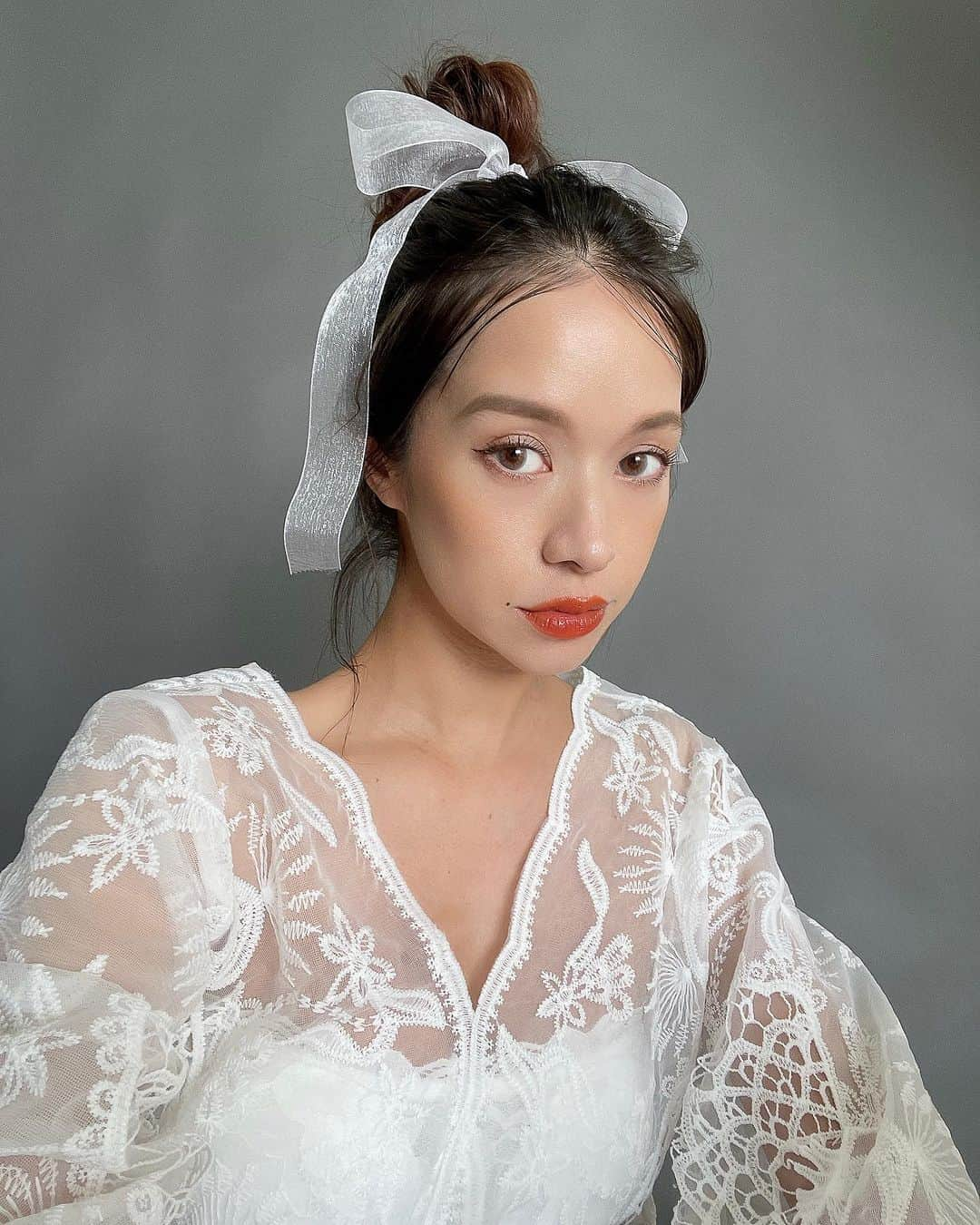 大森美知さんのインスタグラム写真 - (大森美知Instagram)「Maternity Photoのヘアメイクがみたい Requestにお答えして こんな感じで いいかな？？🤍🪮  ラフな感じにリボンは使いたくて 普段オレンジリップが好みだから ナチュラルな配色でお願いして 他はお任せ✨」9月11日 14時12分 - michi_oomori_official