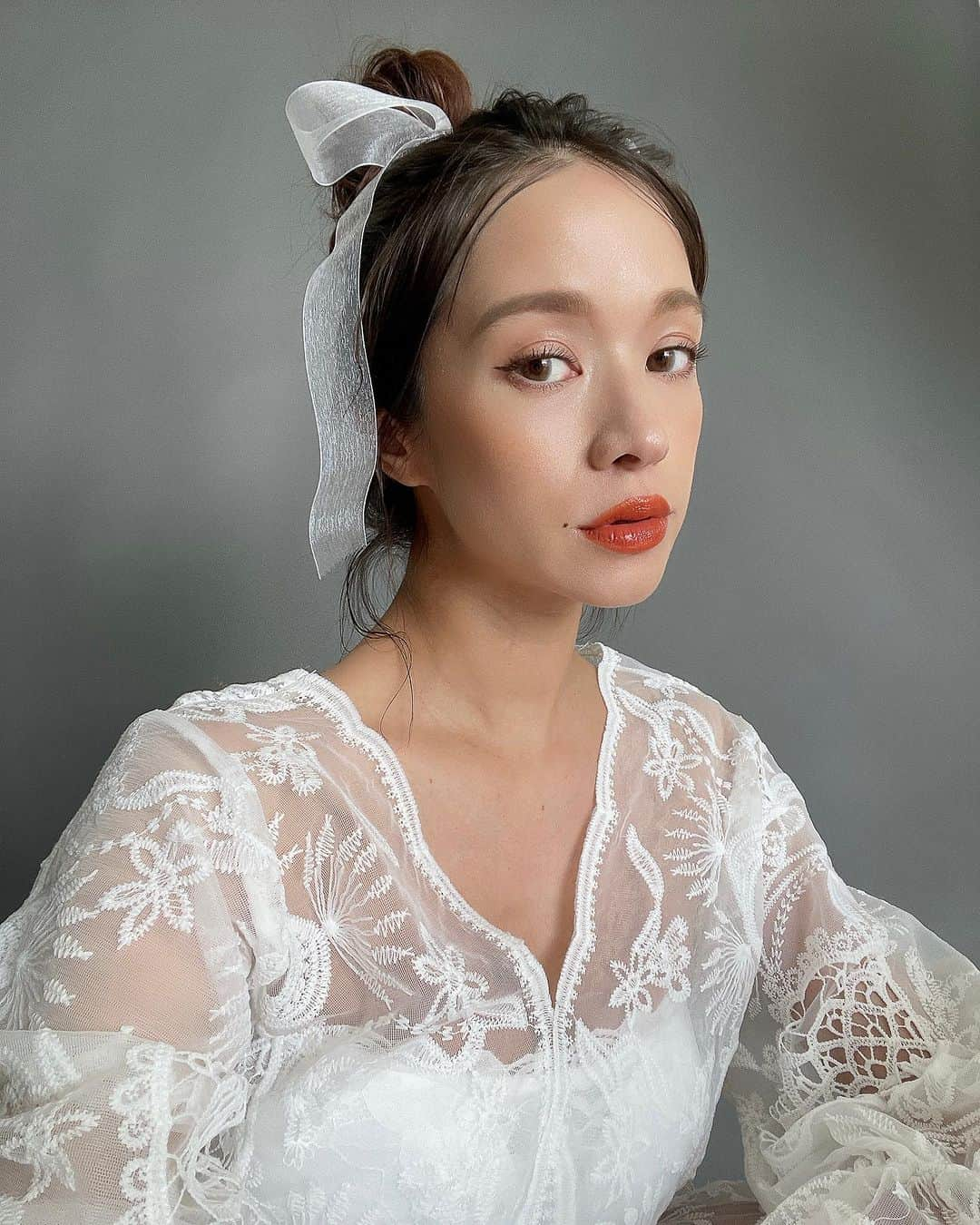 大森美知のインスタグラム：「Maternity Photoのヘアメイクがみたい Requestにお答えして こんな感じで いいかな？？🤍🪮  ラフな感じにリボンは使いたくて 普段オレンジリップが好みだから ナチュラルな配色でお願いして 他はお任せ✨」