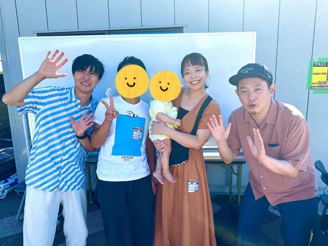 高坂友衣さんのインスタグラム写真 - (高坂友衣Instagram)「. RABまつり 事務所の先輩・マシンガンズさんにも会えた！  何も言わずに会いに行ったんですが、 会って一言目 「や、青森だからさ、なんか高坂に会う気がしてたんだよ！」 青森＝高坂と覚えててもらえて嬉しい🥰  久々にマシンガンズさんの漫才を生で見られて嬉しかった！ 一緒に出ていた太田プロライブ、懐かしいなぁ♡ . . . 今回、 古坂さんとマシンガンズさんに挨拶に行きたいと伝えると あどばるーん大ちゃんが控え室まで連れて行ってくれました☺️  RABの皆さんもとってもよくしてくれて！ 暑いからって飲み物を沢山くれたり 娘にって冷えたシャインマスカットをくれたり！ 優しかった…♡ ありがとうございました😭  #rabまつり #rab様ありがとうございました #あどばるーん様ありがとうございました #娘グズっちゃって何も言わずに帰ってしまってすみません #生まれて初めてのシャインマスカット #味覚えたようで娘シャインマスカット好きになりました」9月11日 14時26分 - yui_kosaka828