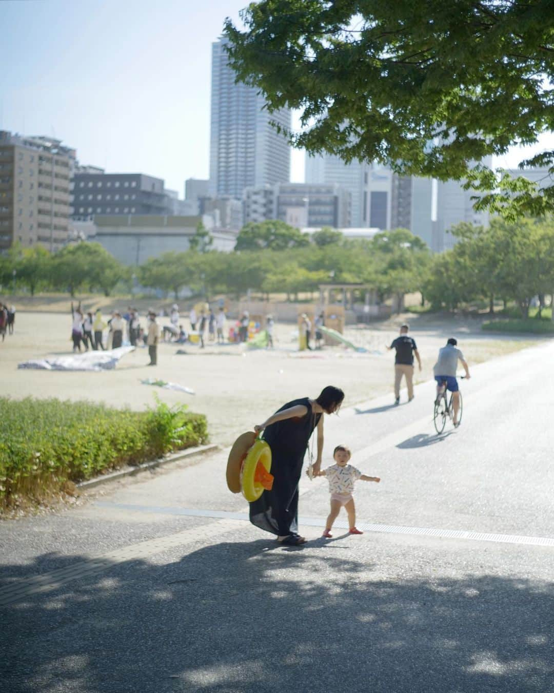 HALCAのインスタグラム：「今年の夏はプールへ何回行ったかな🏊‍♀️💦 子供の頃に水泳を習っていた私には 更衣室やプールの匂い、アイスの自動販売機、 子供たちの賑やかな声、焼けた肌、乾いてない髪、 すべてが懐かしくて、プールって楽しいよね〜！と みんなに話しかけたかったくらい。 唯一、当時と違うのは私の疲労感。衰えでしょうか。 体力つけなきゃなー。プールとても疲れたよ🥴🚿」