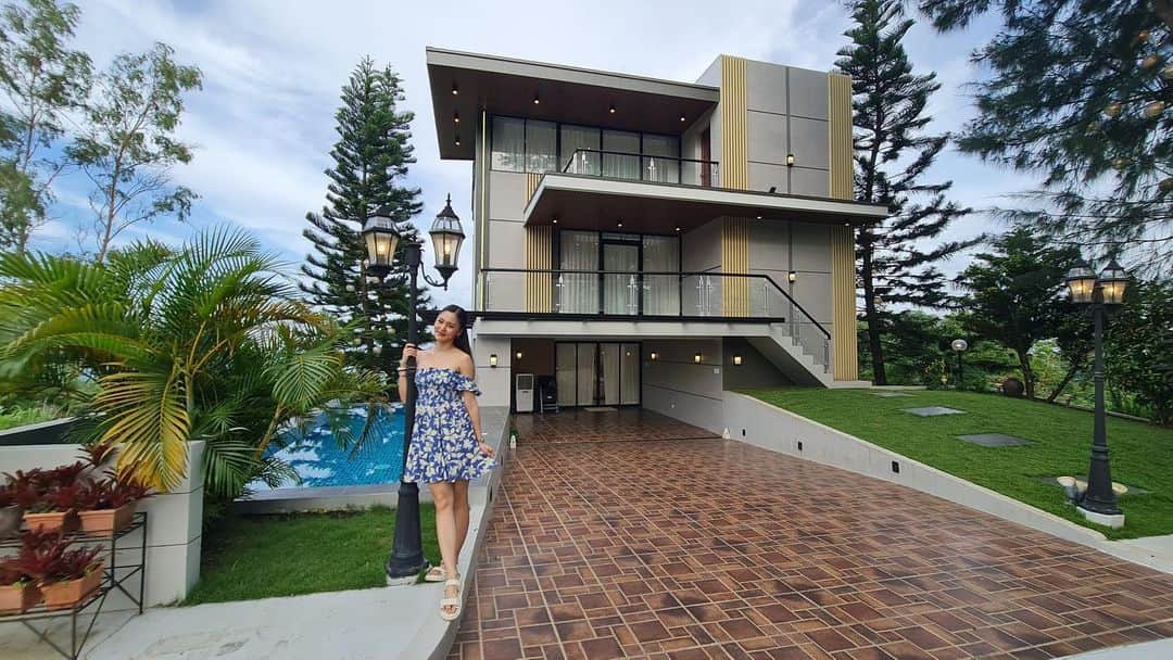 Kim Chiuのインスタグラム：「Happy 3 million subscribers!❤️ Maraming maraming salamat po for all the love and time sa pagnood ng mga vlogs ko and now as promised I’ll give you a tour sa sa aking fruit of labor. 🏡☀️💕   Visit my channel KIM CHIU PH for full video. ❤️」