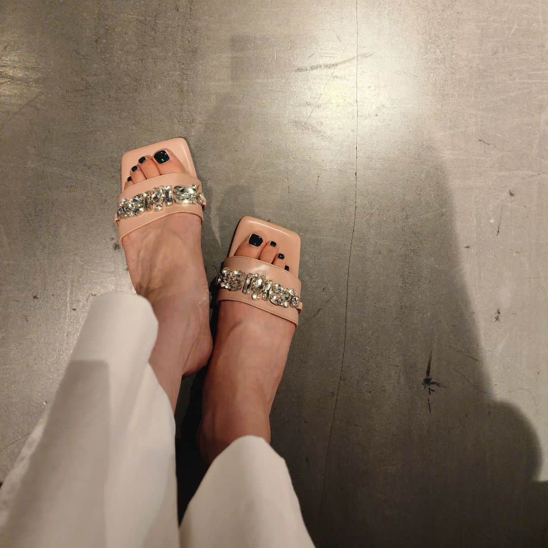 吉松育美のインスタグラム：「Bling bling💖  びじゅーすき。  サンダルの季節が終わっちゃう～🥺」