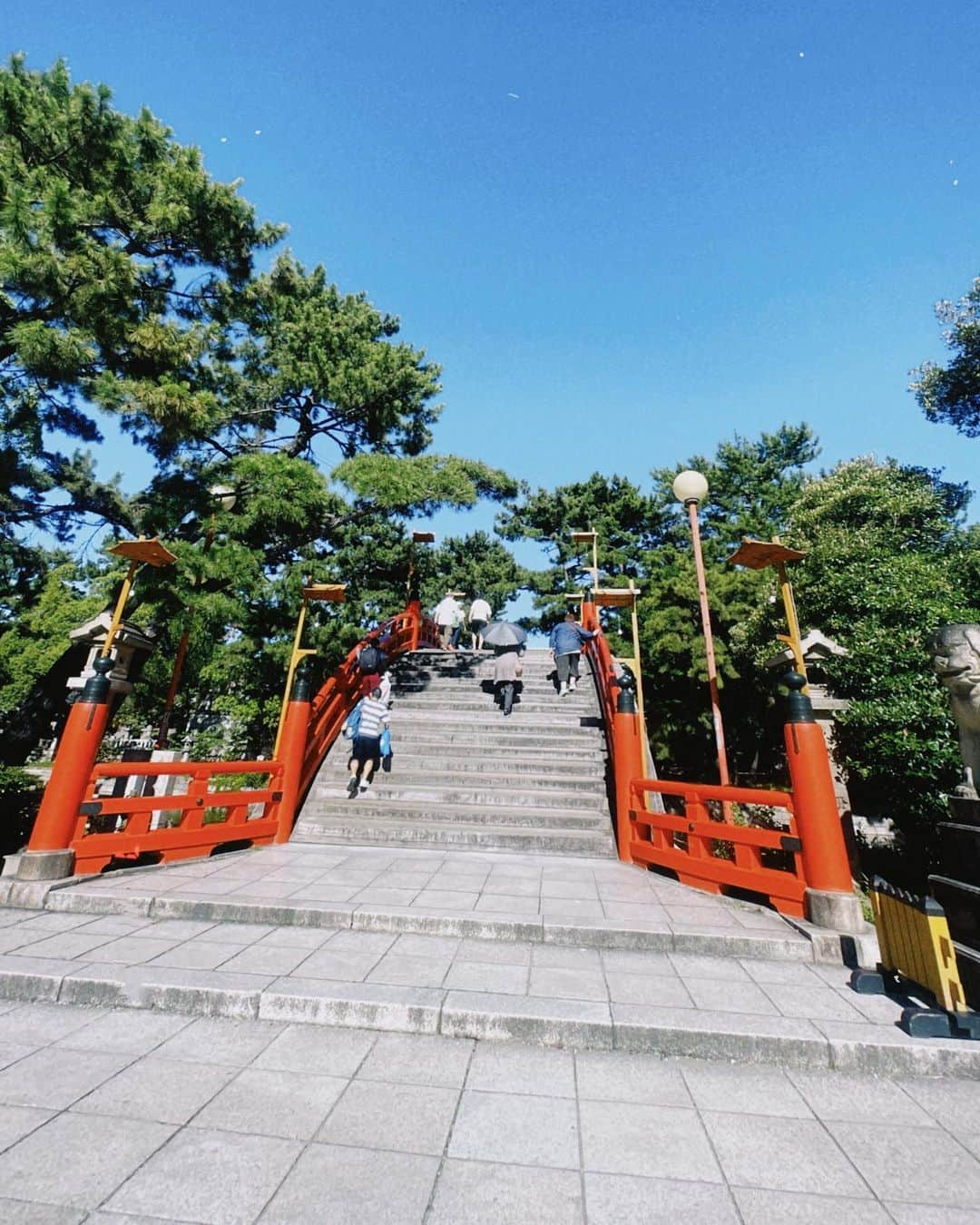 渡辺菜月のインスタグラム：「📍大阪『住吉大社』  全国各地にある住吉神社の 総本社なんだって！  大阪の最強パワースポットみたい😳🫶🏻  #神社仏閣 #神社仏閣巡り  #御朱印 #パワースポット  #住吉大社 #大阪 #大阪観光」