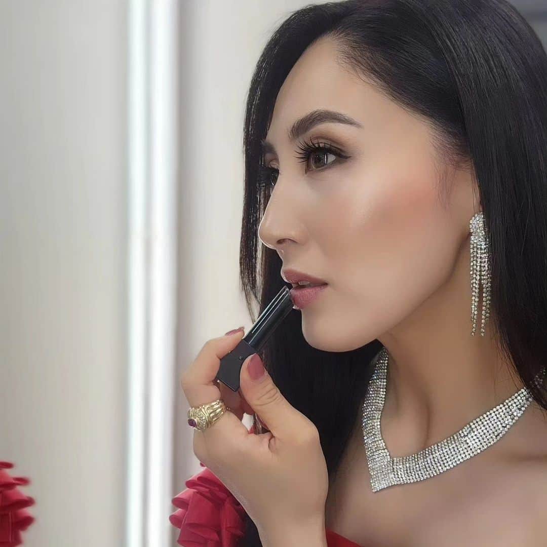吉松育美のインスタグラム：「Red dress mood💋  #ドレスアップ すると気分までアップしますね💖  何度ドレスを着ても身が引き締まります❤️  #ミスコン は基本的に #ヘアメイク は全部自分自身でトータルプロデュースをするのが当たり前👍キラキラなジュエリーやドレスに負けないお顔を作るのも研究が必要ですね😊  ただミスコンメイクをすると優しさを出せない😅まだまだ私も研究途中…  #makeup #glamorousmakeup #pageantqueen」