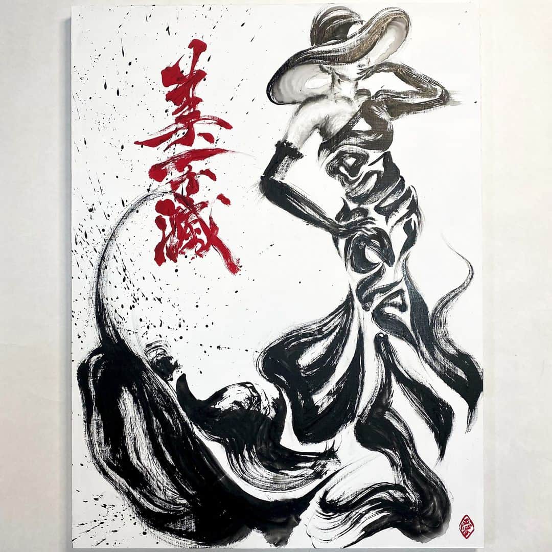 原愛梨のインスタグラム：「“Black Dress - Beauty Never Dies”  803×606mm  【Black Dress】 「Black Dress」はココ・シャネルの信念を讃えると共に女性にとってドレスの意味と女性の美しさと強さを表現した作品です。  シャネルの創業者 ココ・シャネルは「黒は悲しみの色、女性はカラフルであるべき」という当時の常識を打ち破り新しいスタイルを確立ました。 常に新しいスタイルを追求し、世界を魅了して女性達の憧れとして走り続けたココ・シャネルの魂を今の時代に改めて形にしたいと思い製作しました。  【Beauty never dies】 「Beauty never dies - 美不滅」はどんな状況でも美しさは無くならないことを意味します。 本当の美とは外見だけでなく心であり、美しい心があればいつでも輝けることを表しています。  “Black Dress" praises Coco Chanel's beliefs and expresses the meaning of dress for women and the beauty and strength of women.  Coco Chanel, the founder of Chanel, established a new style, breaking the common sense of the 1900s that black was the color of sorrow and women should be colorful. I created this piece to give form to the spirit of Coco Chanel, who constantly pursued new styles, fascinated the world, and continued to be admired by women, once again in the current era.  Beauty never dies" means that beauty will never disappear under any circumstances. True beauty is not only in appearance but also in the heart, and a beautiful heart will always shine.  #原愛梨 #書道 #書道アート #Airihara #arts #calligraphy #contemporaryart #japanart #artlovers #fineart #painting #習字」