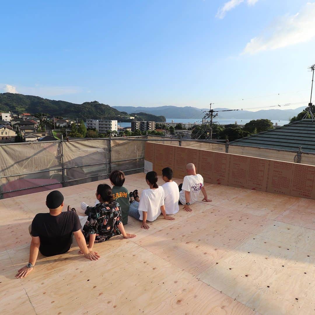 のインスタグラム：「. ㊗️上棟  先日、大村市久原にてK様邸の上棟を執り行いました*･ﾟ  今回は［注文住宅　2階建］です！ 完成が楽しみです♬  K様、誠におめでとうございます。 竣工までもう少しかかりますが、 一緒に家づくりを楽しみましょう😊  今後ともよろしくお願い致します。  ⁡-------------------------------------- 施工事例⇨@ikeda_kensetsu -------------------------------------- 𝐏𝐋𝐀𝐘𝐇𝐎𝐌𝐄,𝐏𝐋𝐀𝐘𝐋𝐈𝐅𝐄. 長崎県内の住まいのことなら お任せ下さい𖠿 𖥧 𖥧  長崎県諫早市小船越町1075-2 株式会社池田建設 TEL☏ 0957-22-0030 HP http://ikeda-kensetsu.com/ LINE  @746pggwq  エイブルネットワーク諫早店  @able.nw.isahaya エイブルネットワーク大村店  @able.nw.omura エイブルネットワーク佐賀中央店  @able.nw.sagachuo エイブルネットワーク佐世保駅前店 @able.nw.saseboekimae」