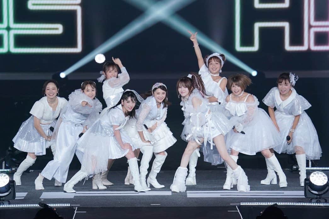 石川梨華のインスタグラム：「ハロプロ25周年LIVE✨  代々木に集まってくれた皆さん！ テレビで観てくれた皆さん！ ありがとうございました‼️  私はハロプロ20周年の時は長男を出産した年だったのでLIVEには参加できませんでした。 なので、もし5年後の25周年があるならば、是非参加したい！という気持ちでした。  そして、昨日夢が叶いました✨ まだ余韻に浸ってます。 感動してます。 思い出しては目頭熱くなってます。  「夢は見なけりゃ始まらない」  夢にして良かった！ 夢を目標に日々頑張って良かった！  何よりも ハロープロジェクトが25年も続いてくれている！ 現役のメンバーが進み続けてくれている！ そして、応援してくれるファンの皆さんがいてくれる！  沢山のありがとうのおかげで私の夢が叶いました🤲  感謝の気持ちでいっぱいです❤️ 本当にハッピーです✨ ありがとうございました‼️  #石川梨華 #モーニング娘og #ハロプロ25周年 #最高な時間をありがとうございました」