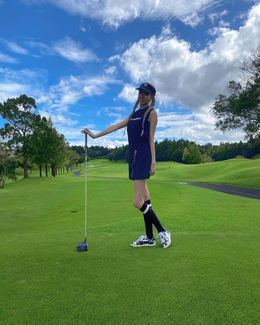 mirayさんのインスタグラム写真 - (mirayInstagram)「2ヶ月ぶりに⛳️😍  今回も旦那さんと2人でゆっくり14時から ハーフラウンド🏌️‍♀️💓🏌️‍♂️  前日の大雨が嘘のようにお天気良く涼しく 最高でした🎐🙏  ゆっくりランチして少し練習してからの この午後ハーフめっちゃ好きやわ〜  去年の6月からゴルフ始めて早1年3ヶ月😂 振り上げ方と腰の回転のやり方がずっと おかしくてわからなくてイライラしかけてたけど darlingに教えてもらったり YouTube見たりインスタ見たりして 最後のホールでちょっとだけ  こっちか!!って思えた気がする🥹🫶💦  だから早く練習行きたくてうずうずしてるw こんな日が来るとは😂  ただパットが全然ダメで 前回より叩いて65ww  darlingいつも根気よく教えてくれて 褒めてくれて ありがとう🤣💖  40歳でこの髪型もどうかと思うけど 灰谷兄の三つ編みスタイルが1番邪魔にならずやりやすかった😂✌️w  #ゴルフ　#ゴルフの記録 #ゴルフ初心者 #ゴルフ女子 #golf  #ゴルフの後は焼肉 #炭火焼肉漢江」9月11日 14時29分 - miray0705