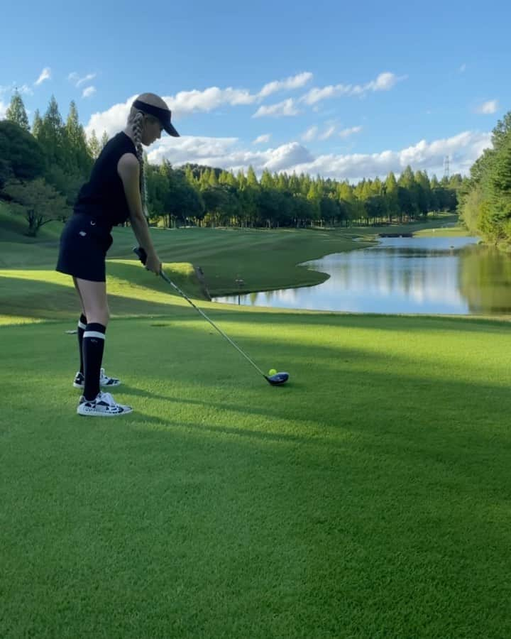 mirayのインスタグラム：「2ヶ月ぶりに⛳️😍  今回も旦那さんと2人でゆっくり14時から ハーフラウンド🏌️‍♀️💓🏌️‍♂️  前日の大雨が嘘のようにお天気良く涼しく 最高でした🎐🙏  ゆっくりランチして少し練習してからの この午後ハーフめっちゃ好きやわ〜  去年の6月からゴルフ始めて早1年3ヶ月😂 振り上げ方と腰の回転のやり方がずっと おかしくてわからなくてイライラしかけてたけど darlingに教えてもらったり YouTube見たりインスタ見たりして 最後のホールでちょっとだけ  こっちか!!って思えた気がする🥹🫶💦  だから早く練習行きたくてうずうずしてるw こんな日が来るとは😂  ただパットが全然ダメで 前回より叩いて65ww  darlingいつも根気よく教えてくれて 褒めてくれて ありがとう🤣💖  40歳でこの髪型もどうかと思うけど 灰谷兄の三つ編みスタイルが1番邪魔にならずやりやすかった😂✌️w  #ゴルフ　#ゴルフの記録 #ゴルフ初心者 #ゴルフ女子 #golf  #ゴルフの後は焼肉 #炭火焼肉漢江」