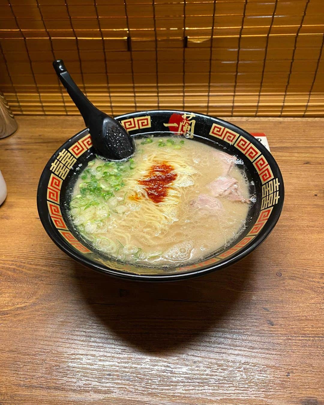 川島慶三のインスタグラム：「一蘭うましら〜  抹茶杏仁豆腐初めて食べた  うまい  #一蘭  #初の超やわ  #皆さんもぜひ  #うましらー  #えがちゃんねる最高」