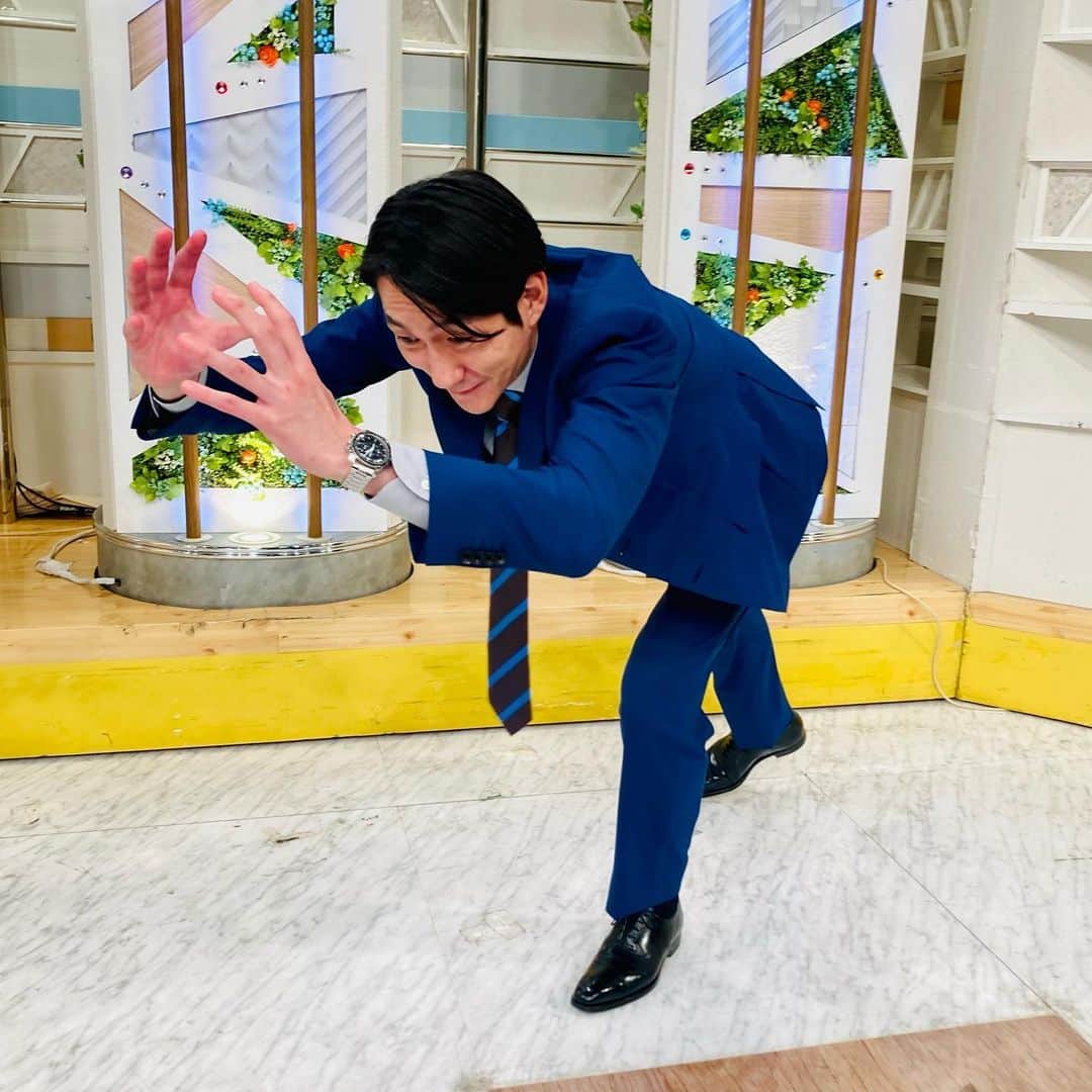 のインスタグラム：「ラグビー日本代表がんばれ！と応援する亮太さんです。 #テレビ朝日ワイドスクランブル#大下容子ワイドスクランブル#ワイドスクランブル#アナウンサー#佐々木亮太」