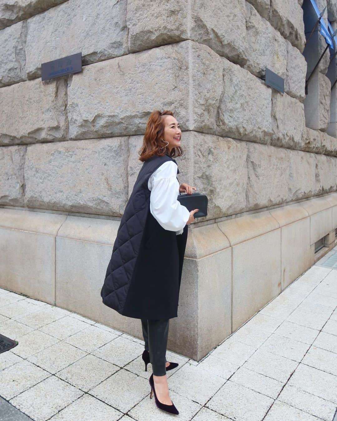 Mai Wakimizuのインスタグラム：「今年のロングジレは、カシミアをブレンドした上質なファインウールとキルトをドッキングしたもの。デザインが可愛いだけのジレはもう卒業。機能面にも重視した生地を使っていてとにかく暖かい！年齢とともに手に取るものを選ぶようになった今だからこそ着たい、着て頂きたいと思う一枚です。テーラードカラーがトラッド感あって、ハード系の小物とも相性良きです♡ gilet:#linkable @linkable_official(今週14日発売予定) tops&pants:#linkable @linkable_official(近日発売予定)」