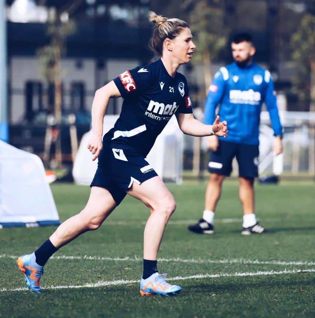 イリース・ケロンド・ナイトのインスタグラム：「First day back 😍. A hard 6 months of work and I’m back doing my favourite thing. Not breaking any speed of sound barriers yet, or claiming I have baby whale calves 🐳 - but we’re on our way 💙🤍 @gomvfc」