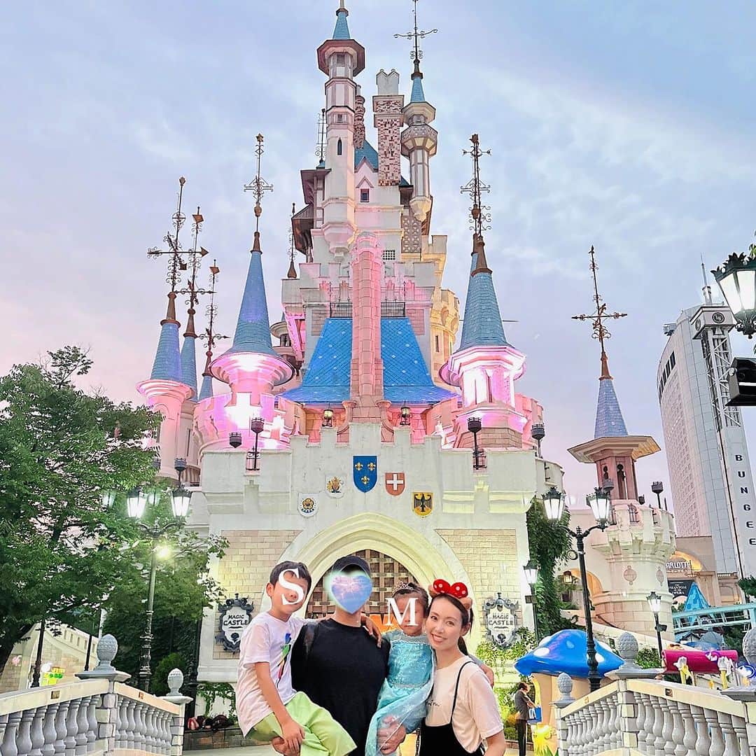 澤野井香里のインスタグラム：「小さいうちに連れてきてあげたかった#ロッテワールド 🏰へ✨ @happylotteworld   ロッティーとローリーのキャラクターがお出迎えしてくれて、多国籍がテーマのパレードや煌びやかなSAMBA💃、乗り物もたくさんあって1日で遊びきれない🤭  まだ100cm位しかないMは激しいのは乗れないので、👩🏻👧🏻&👨🏻👦🏻に分かれて遊んで最後に合流♪  最後のパレードやお城のプロジェクションマッピングも見れて、帰り際はクタクタ😵💦  園内が思いの外広くて、最後にiPhoneのヘルスチェック見てみたら2万歩👣近く歩いてた😂  たくさん遊んだー🤗  #ks_23✨ #ks_🇰🇷✨ #海外旅行 #家族旅行 #韓国旅行 #韓国 #ソウル #テーマパーク #ロッテワールド #ロッテワールドアクアリウム #こどもとおでかけ #男の子ママ #女の子ママ #ママライフ #ママリ #コドモノ  #7歳 #4歳 #👦🏻👧🏻 #S⭐️_ #M🍒_  #s⭐️m🍒 #korea #seoul #🇰🇷」