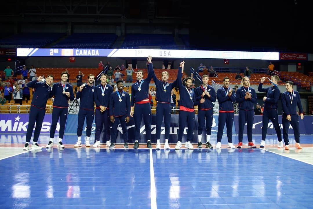 USA Volleyballさんのインスタグラム写真 - (USA VolleyballInstagram)「The U.S. Men 🇺🇸 💪 swept Canada 🇨🇦 on Sunday and won its first NORCECA Championship since 2017.  Setter Micah Christenson was named MVP and libero Erik Shoji took Best Receiver.   Story and stats | https://go.usav.org/91123MNT」9月11日 14時52分 - usavolleyball