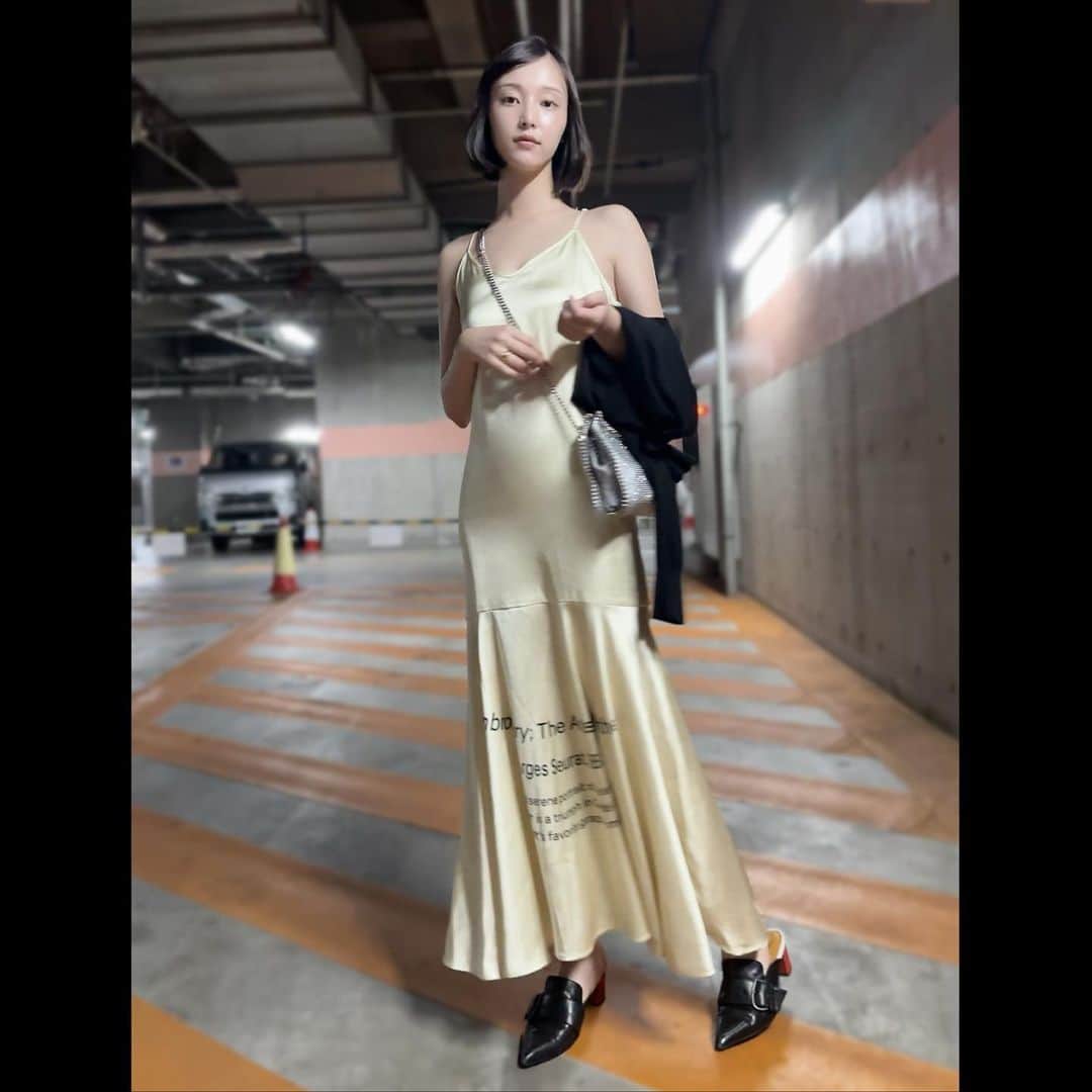 のインスタグラム：「.  久石譲さんを観て来た日🎼 幼い頃毎年夏に発表会があって 音楽ホールに足を運んでた頃の記憶が ふわっと思い出されて特別な日になりました  このワンピースとバックは かなりお気に入り✨」