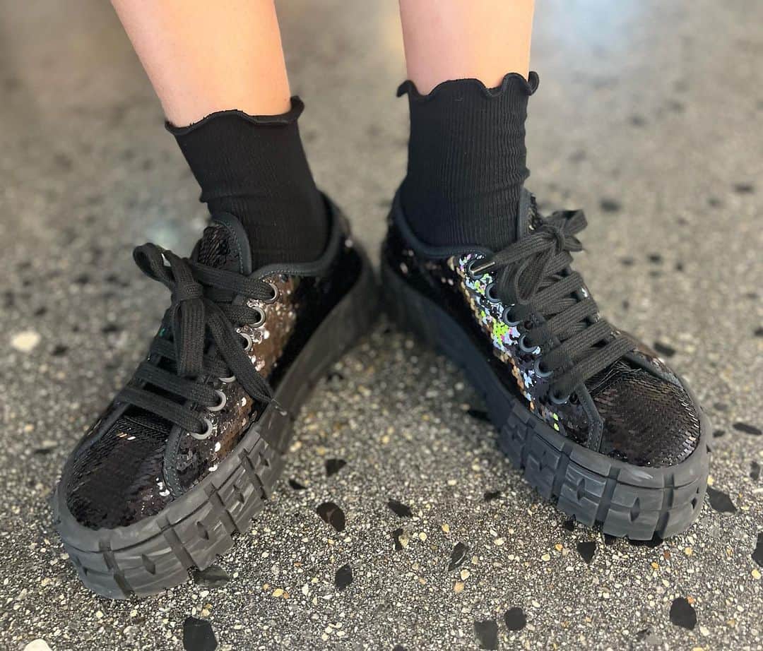 村上沙織さんのインスタグラム写真 - (村上沙織Instagram)「メロウの可愛い靴下。 これはcalzedonia♡  グレーとブラックの2色買い。 スタッフのみんなここの靴下とタイツがお気に入りです♡  ちなみにこのスニーカーはPRADA.私この形が大好きで2色持ちです！！  #calzedonia#prada#saorin_shopping」9月11日 14時54分 - rosysaorimonster