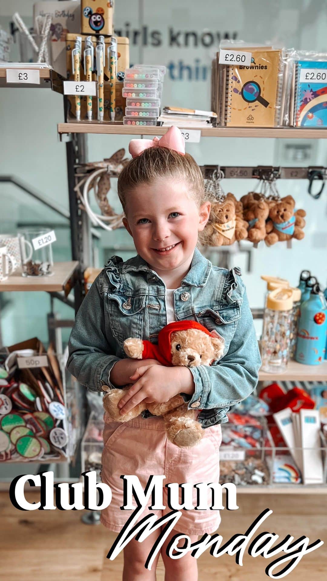ルイーズ・ペントランドのインスタグラム：「🌈Did YOU know about this hidden gem? Nestled just round the corner from Buckingham Palace, on the ground floor of Girl Guides HQ, a shop full to the brim of Rainbows goodies!!!  What was the best badge you ever earnt? I didn’t do girl guides but I’m glad Pearlie gets to and loves it so much!! 👧🏼💪🏻🌈」