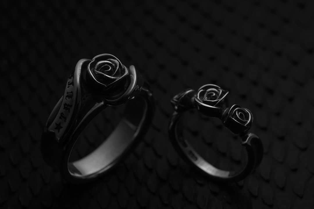 プエルタ・デル・ソルのインスタグラム：「♙ ♜ ♝ ♞ ♛ ♚ 【Rose Ring】 ︎ リボンを纏う立体的で繊細なバラのリング✴︎✴︎✴︎ Tattooシリーズは人肌に表現されるTattooを立体化し「身に着けるTattoo」としてジュエリーに昇華させています✴︎✴︎✴︎  R1252/¥26,400 R1143/¥17,600  #PUERTADELSOL #プエルタ #プエルタデルソル #accessory  #jewelry #ジュエリー #アクセサリー #メンズアクセサリー #レディースアクセサリー #リング  #ring #necklace  #ネックレス #pierce  #ピアス  #bracelet  #ブレスレット #bangle  #バングル  #madeinjapan  #fashion  #tokyo #japan  #恵比寿 /03-5489-9470 @puertadelsol_official  #大阪 /06-6136-5345  @puertadelsol_osaka」