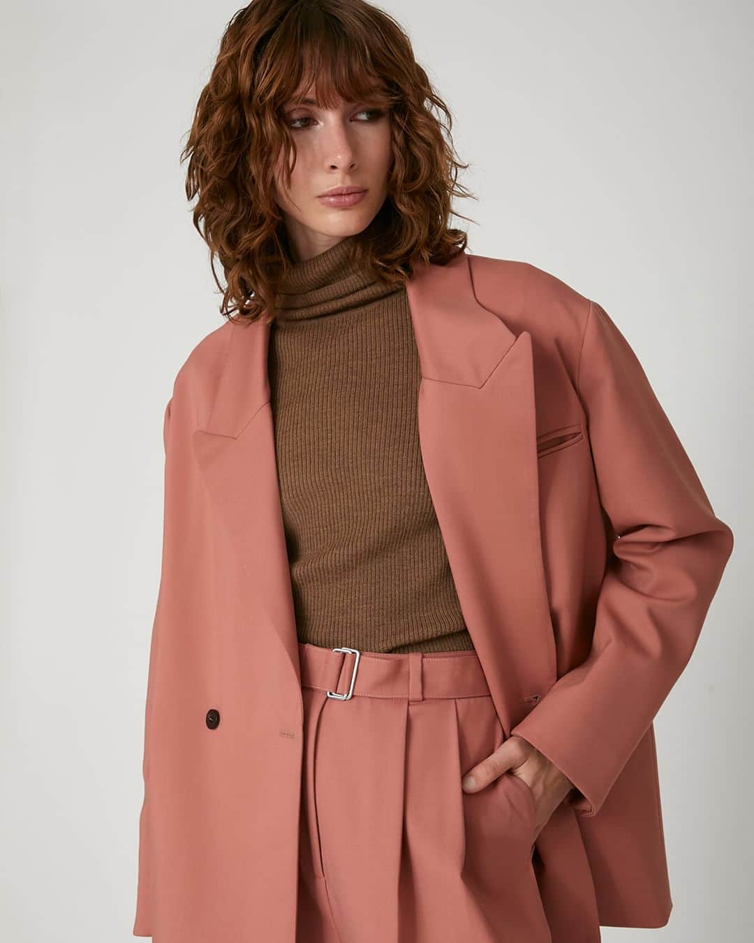 ヴァランティンゴティエのインスタグラム：「CABANE - Collection automne hiver 2023  Les tailleurs oversize déclinés en trois coloris rompent les codes du classique par une coupe moderne et androgyne pour un style singulier, élégant et effortless. Les mailles, extrêmement douces et moelleuses réchauffent les volumes amples des robes resserrées par des liens, les mini-jupes asymétriques, pantalons façon jupe culotte en cuir et jeans souples à plis uniques. Les manteaux sont volontairement amples et enveloppants, contemporains et un brun nonchalant.  The oversized tailoring, available in three colors, breaks the codes of the classic with a modern androgynous cut for a unique, elegant, and effortless style. The knits, extremely soft and plush, warm the ample volumes of dresses cinched with ties, asymmetrical mini-skirts, leather culottes and supple jeans with unique folds. The coats are intentionally spacious and enveloping, contemporary with a touch of nonchalance.  #valentinegauthier #fw23 #cabane #fallwinter」