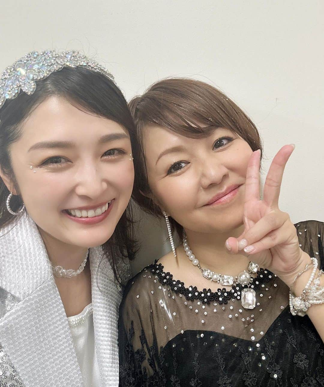 石川梨華のインスタグラム：「初代ハロプロリーダー中澤裕子✨  姉さん❤️ ずーっと会いたかった🥹 会えてめちゃくちゃ嬉しかった🫶  そして、 大人百花見てくれてありがとうございます🤲 今朝も姉さんが胸熱なメッセージをくれて朝から涙腺崩壊しました😭  姉さんが昨日のLIVEで30周年は踊るって言ってたので、、、 私も30周年をもう一度夢と目標にします❗️  #石川梨華 #モーニング娘og #中澤裕子  #初代ハロプロリーダー #初代モーニング娘リーダー #ハロモニ #ハロプロニュース #気づけば梨華も二児の母 #チャーミーまたやりたいな」