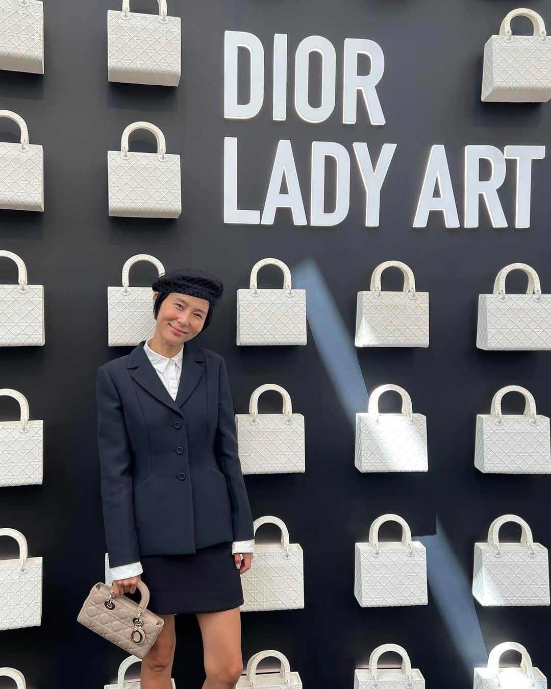 キム・ナヨンさんのインスタグラム写真 - (キム・ナヨンInstagram)「짜잔!! 기대하던 ‘Lady Dior Celebration’ 전시를 보고 왔습니다. 🖤🫧 디올이 디올했다! ⭐️🌙 #dior #ladydior #광고」9月11日 15時04分 - nayoungkeem