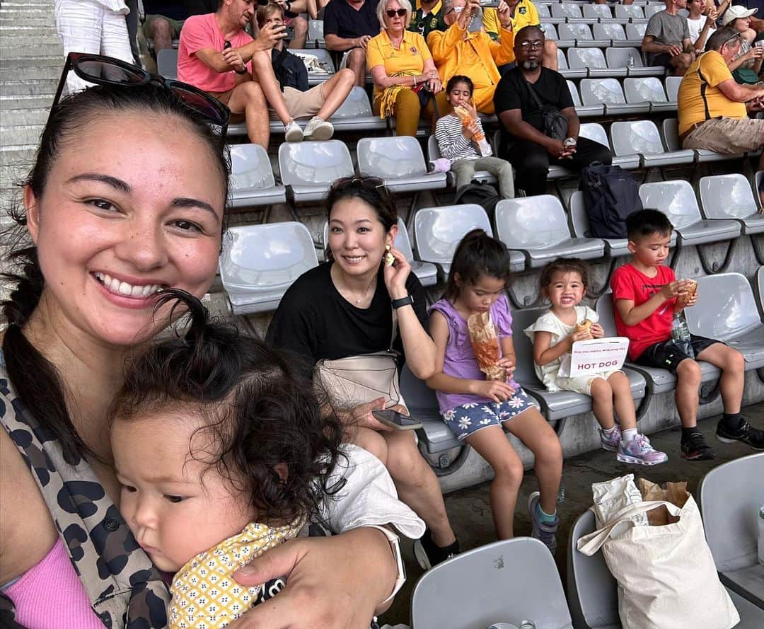 エリナ シルカのインスタグラム：「Marina in Paris 🏉🇫🇷 山田ディーが不在で私ワンオペの日があるんだよーって話したらすぐフランスのチケットとって飛んできてくれたスーパーフッカルマリナ様。 一緒に地下鉄乗ってラグビーみたり、モダンアートみたり、お昼寝したり、マーケット行ったり、とても充実した3日間。 子供達もかなり懐いたみたいで帰っちゃったあとはみんななんだか寂しそうにしんみりした雰囲気で朝ごはんを食べてる🥹 一緒にいてすごく楽しかったし、何より私の心の余裕を救ってくれて感謝(暑さで昨日はだいぶイライラしてしまったけどね😂😂)」