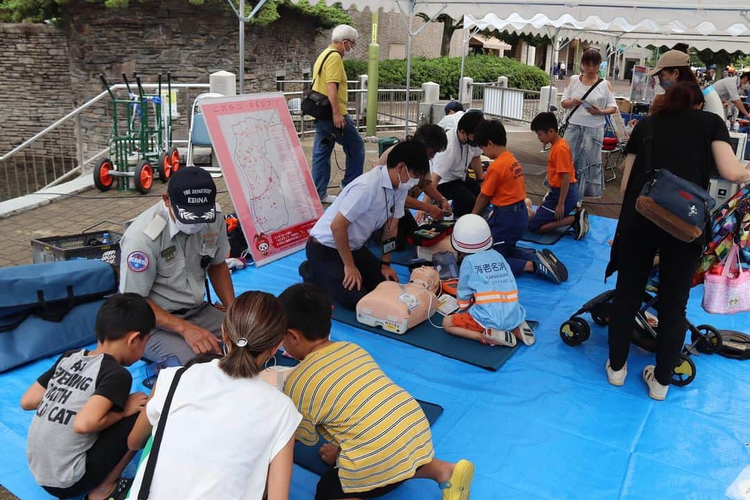 海老名市のインスタグラム：「９月９日、「救急の日」と「救急医療週間」に合わせて、海老名中央公園で「2023えびな救急フェア」を開催しました。🚒🚑 救急車両の展示や心肺蘇生法の実技体験、なりきり衣装体験など、楽しみながら救急について学ぶ機会となりました🌟  📷 #好きです海老名 写真募集に、ぜひご応募ください！ 詳しくは、@ebina_officialのプロフィールより、公式サイトをご覧ください。 ご応募、お待ちしています！  #好きです海老名 #住みたい住み続けたいまち海老名 #海老名 #神奈川 #ebina #写真募集 #写真 #募集 #救急 #救急フェア #9月9日 #救急の日 #イベント #救急医療週間」