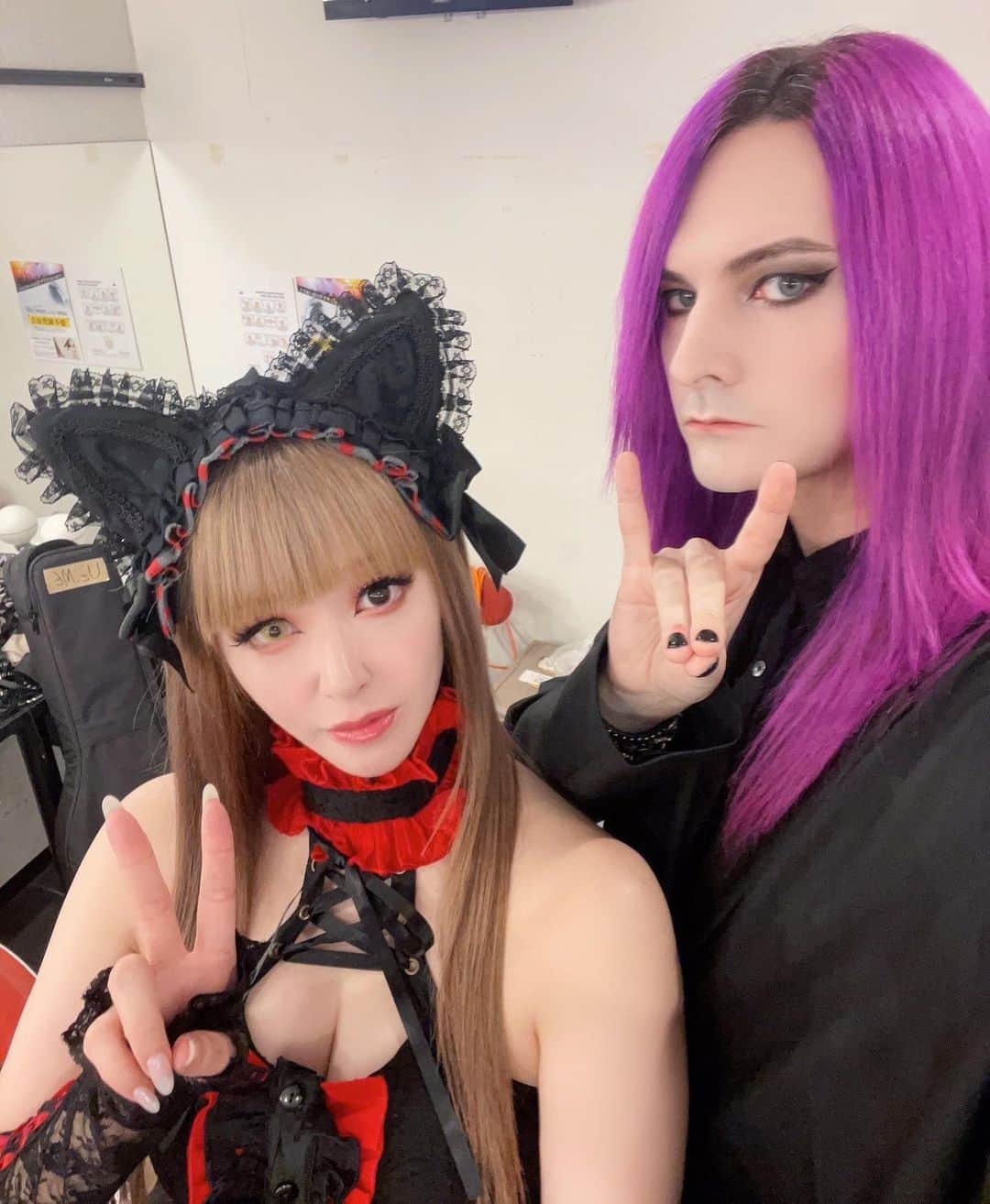 田中理恵のインスタグラム：「Uz:MEの音楽が投稿のところでに流せるようになって感動🥺🥹✨  ライブまたやりたいな‼️ 今月はまたUz:ME関係のお仕事があるので気合い入れて頑張ります🔥🔥  写真は先日出演した 赤羽ReNY alpha アニソン・ゲーソンサミット 「電脳DIVE Vol.11」 楽屋にて📷メンバーと。」