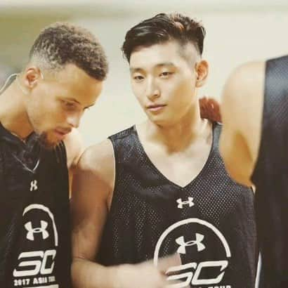 ジヌン のインスタグラム：「진짜 예전인데 인스타가 이걸로 릴스 만들으래🏀」